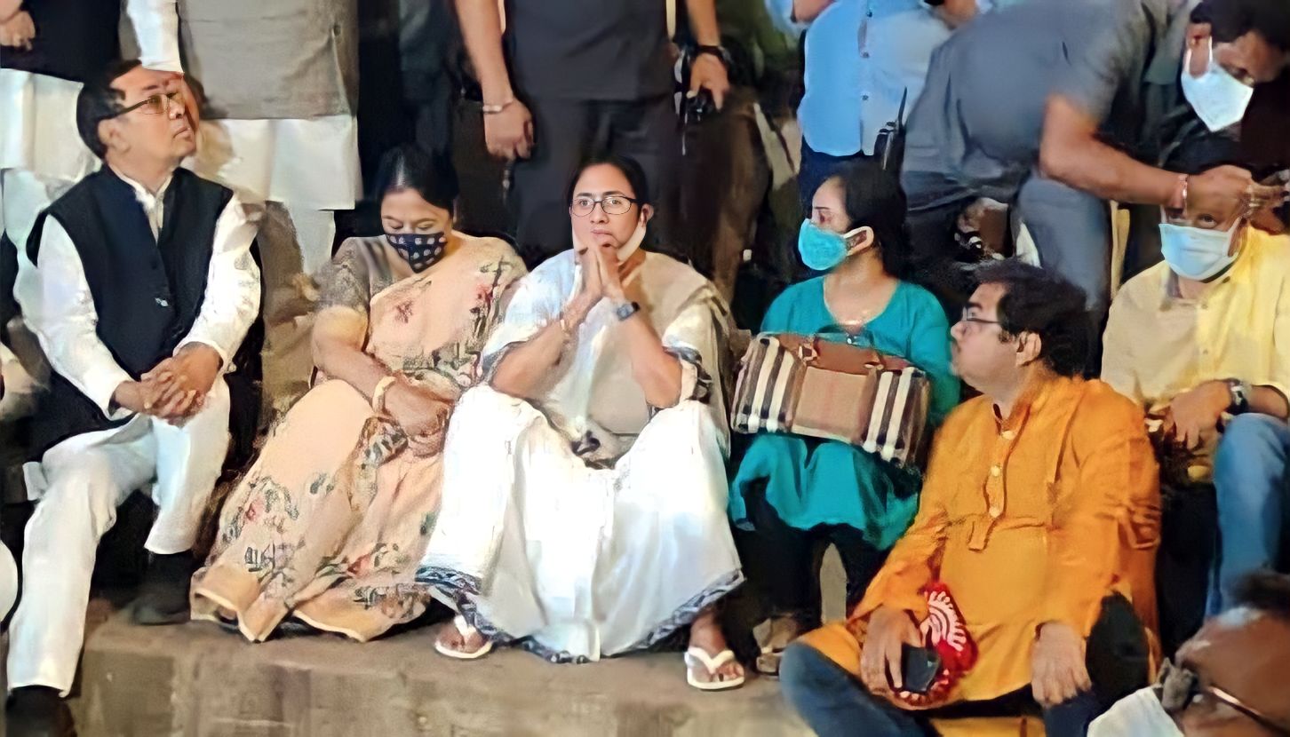 Mamata to introduce Varanasi-Style Ganga Aarti in Kolkata!