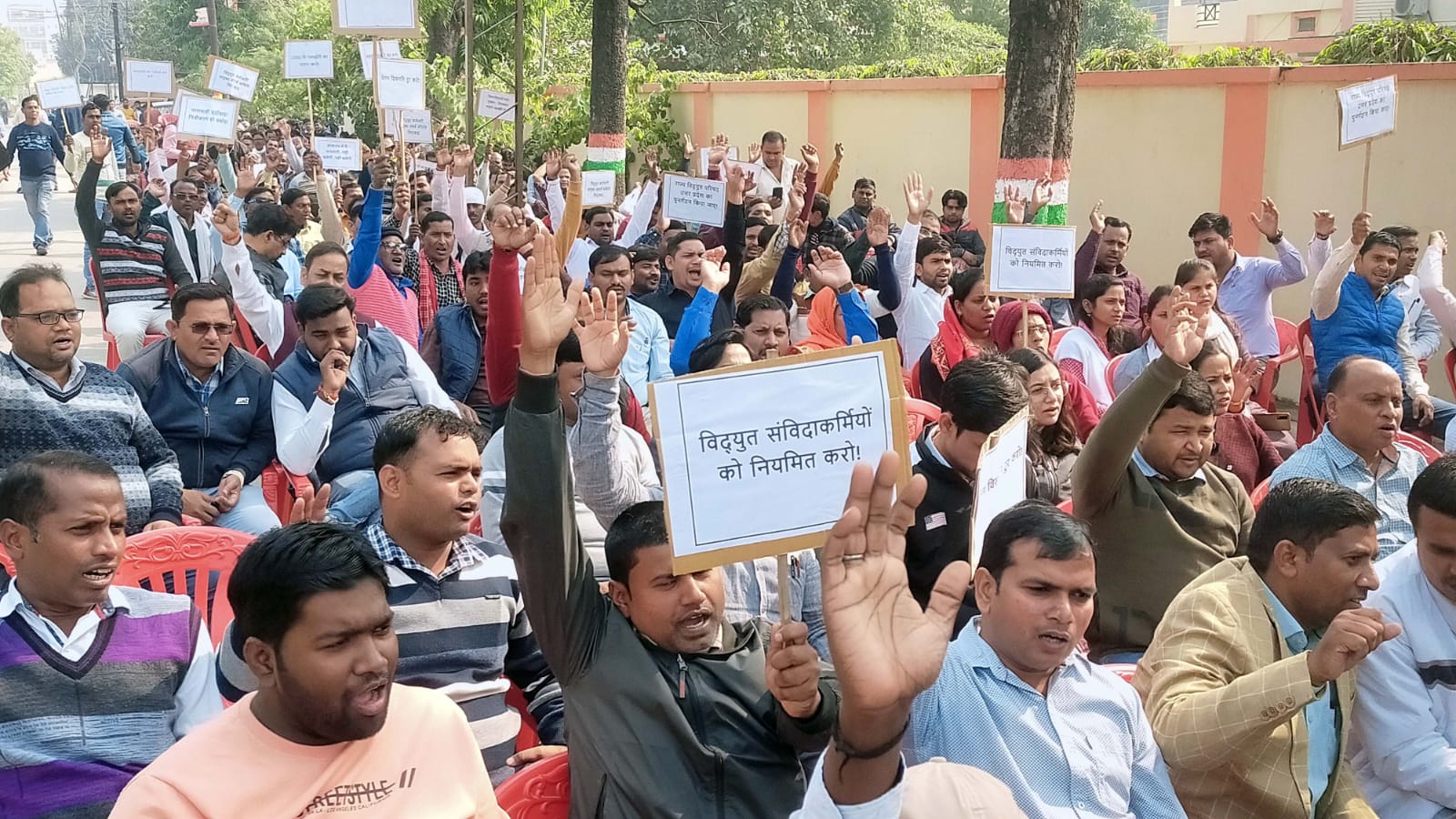 Varanasi:  सरकार से बातचीत का हल ना निकलने पर बिजली कर्मियों ने किया कार्य बहिष्कार, 13 सूत्रीय मांग पर हुई थी वार्ता