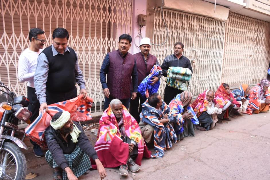 Varanasi : सामाजिक संस्था सुबह-ए-बनारस क्लब ने गरीबों में वितरित किया कंबल