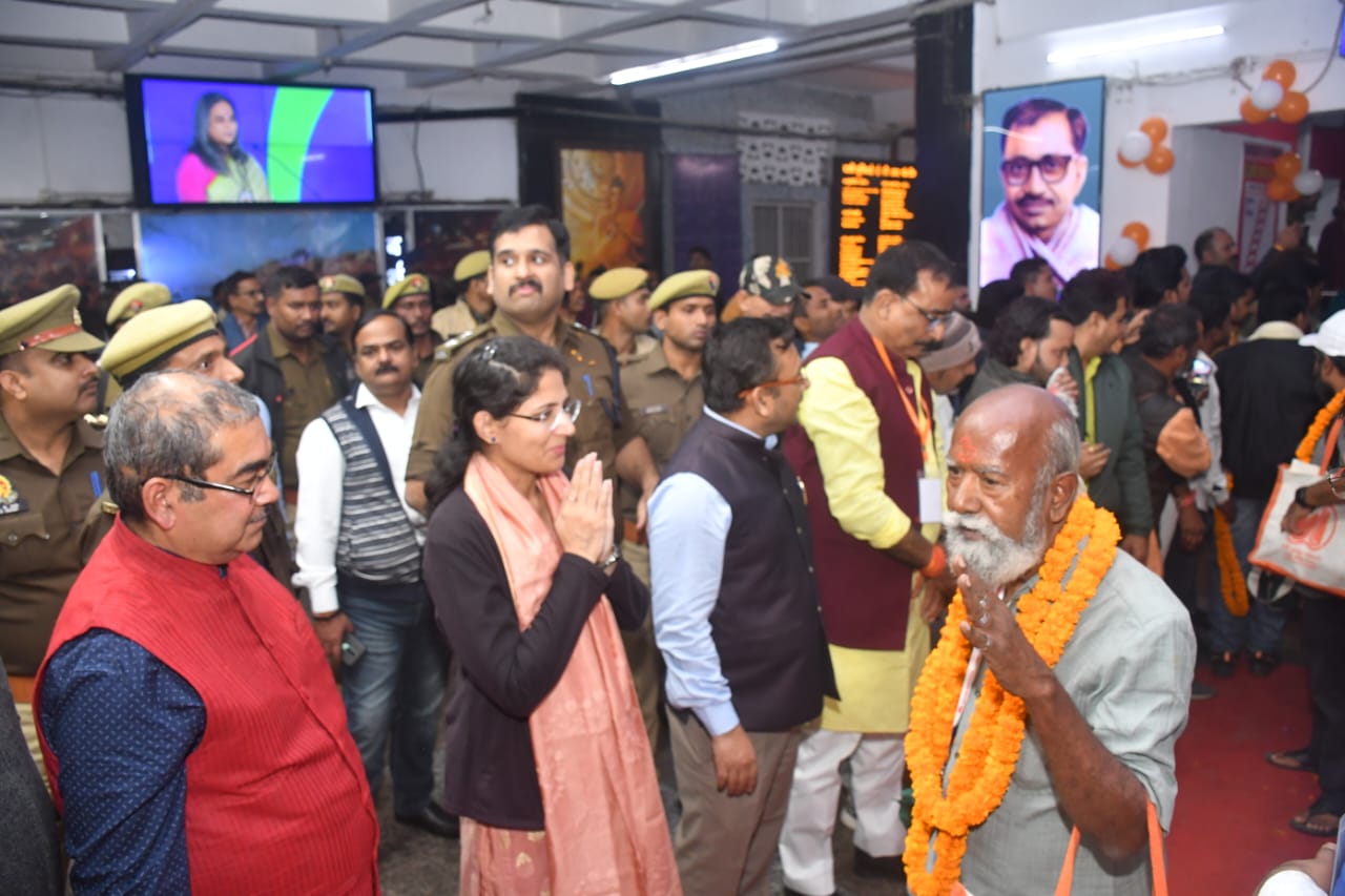 Chandauli DM welcomed the passengers who arrived at DDU Junction to take part in Kashi Tamil Sangamam
