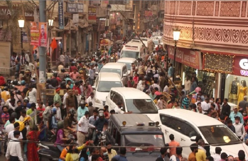 Varanasi की ट्रैफिक व्यवस्था सुधारने के लिए DM ने की बड़ी बैठक, अधिकारियों को दिए निर्देश