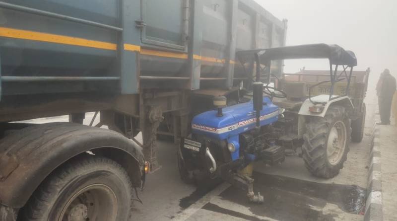 कोहरे का कहर : वाराणसी से गाजीपुर जा रही डंफर से टकराया ट्रैक्टर, दो लोग गंभीर रूप से घायल