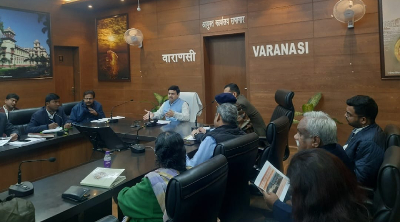 Varanasi : कमिश्नर की अफसरों संग समीक्षा बैठक, सीरगोवर्धन निर्माण कार्य में शिथिलता बरते जाने पर उप निदेशक पर्यटन से जवाब-तलब