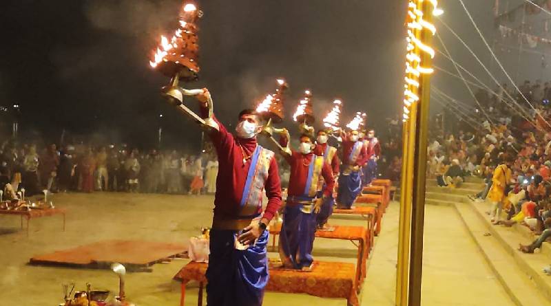 Varanasi : CM योगी की अपील का दिखा असर, अस्सी घाट पर अर्चकों ने मास्क लगाकर की आरती, लोगों को किया जागरुक