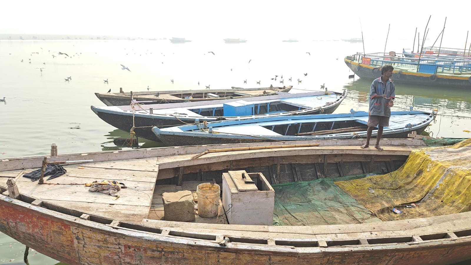 Varanasi : गंगा मे नौका संचालन बंद, नाविक समाज करेगा महापंचायत