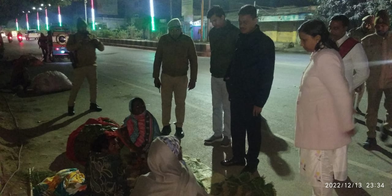 Varanasi : सर्द रातों में सड़क पर निकले जिलाधिकारी, गरीबों में बांटा कंबल