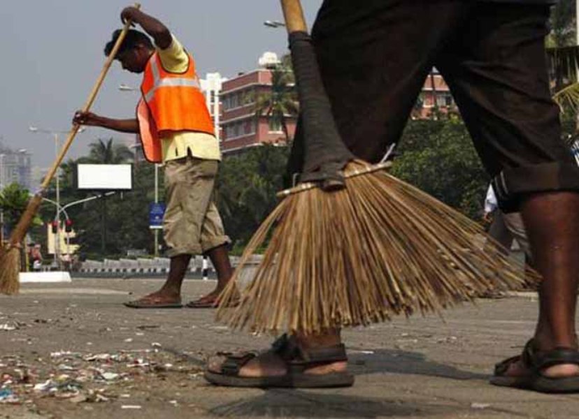 Varanasi : नगर निगम ने शुरू किया 75 घंटे सफाई का महा अभियान, गंदगी फैलाने वालों से वसूला गया जुर्माना