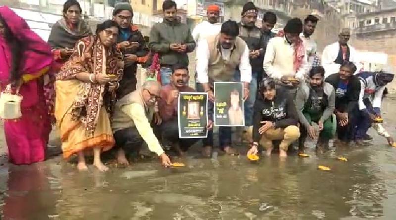People of Kashi paid tribute to PM Modis mother Heeraben by donating lamps in the Ganges.