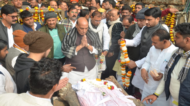 Varanasi : मणिकर्णिका घाट पर राजनाथ सिंह ने दी अपनी भाभी को अंतिम विदाई, भतीजे ने दी मुखाग्नि