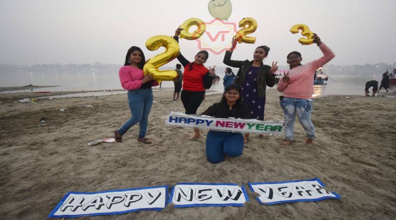 New Year के जश्न में डूबी काशी, बड़े उत्साह से काशीवासियों ने किया 2022 को गुडबाय और 2023 का Grand Welcome, देखें तस्वीरें