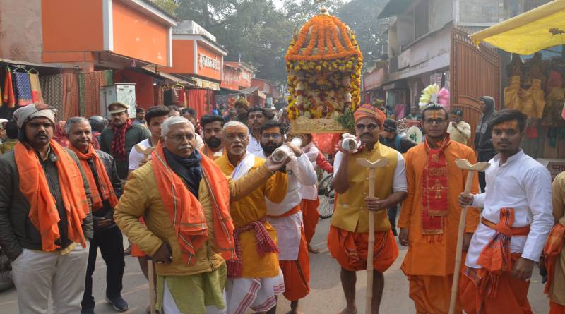 Varanasi : गाजे-बाजे संग धूमधाम से निकली मां मंगला गौरी की भव्य शोभा यात्रा