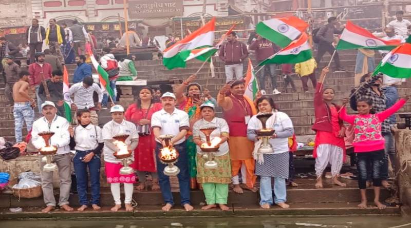 Varanasi : भगवान सूर्य व मां गंगा की आरती कर नमामि गंगे ने किया नववर्ष का स्वागत, की देश में सुख समृद्धि की कामना