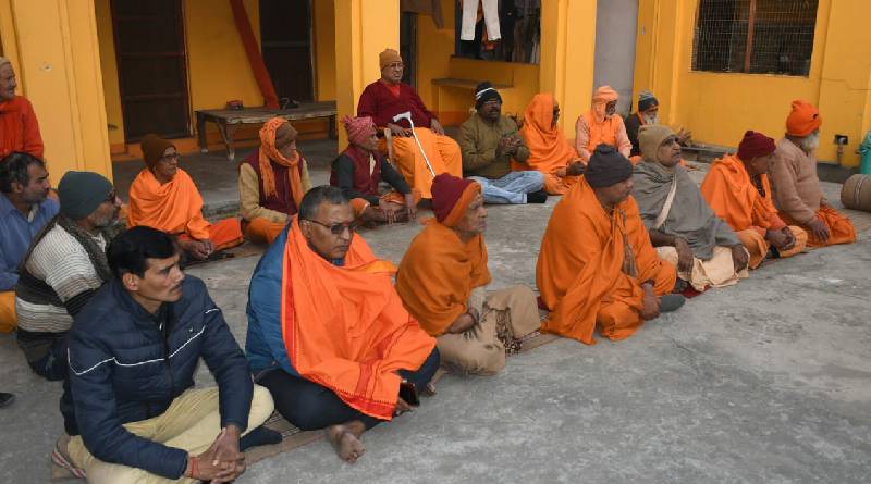 जोशीमठ आपदा : वाराणसी में दंडी स्वामियों ने किया सांकेतिक उपवास, बाबा विश्वनाथ से की प्रार्थना