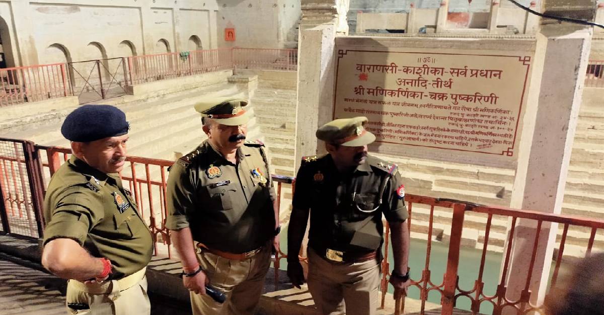 ACP Dashashwamedh inspected Manikarnika Ghat with police force