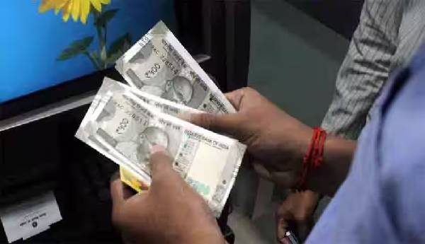 वाराणसी : पहले बातचीत में उलझाया, फिर ATM बदलकर ठगों ने खाते से निकाल लिए 6 लाख रुपए