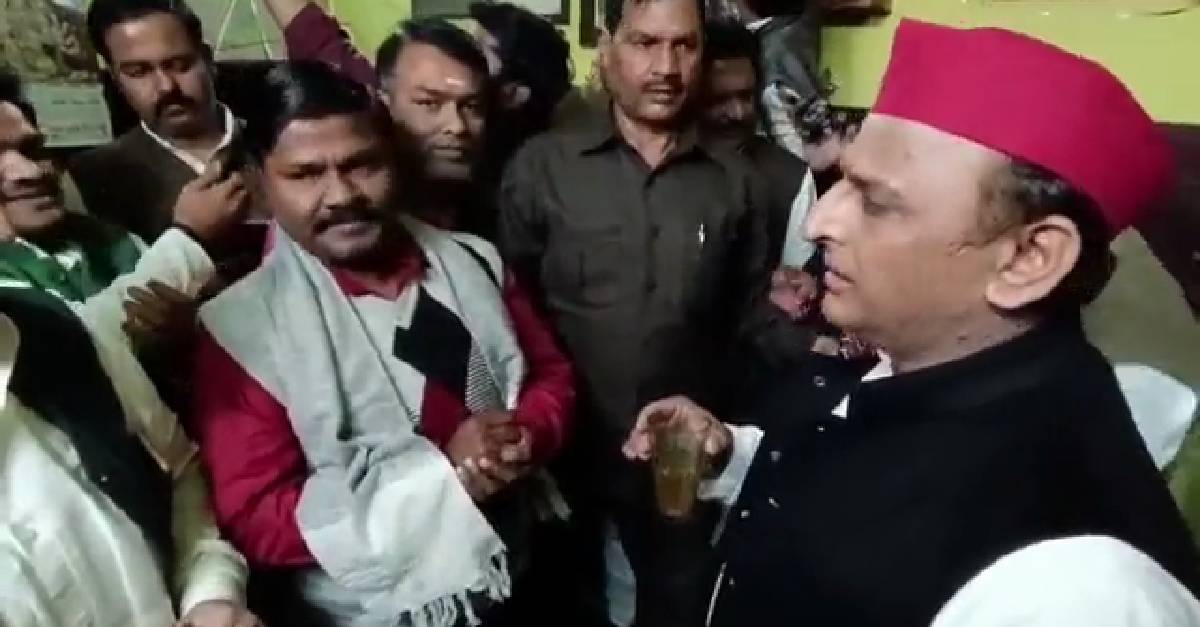 Akhilesh Yadav took a sip of tea after reaching the famous Pappu Tea Stall of Banaras