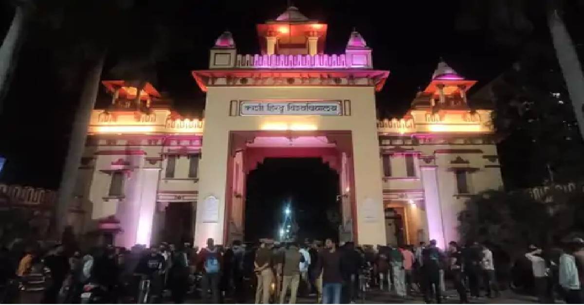 Blind students demonstrated late night at BHU Singh Gate, raised demand to meet VC