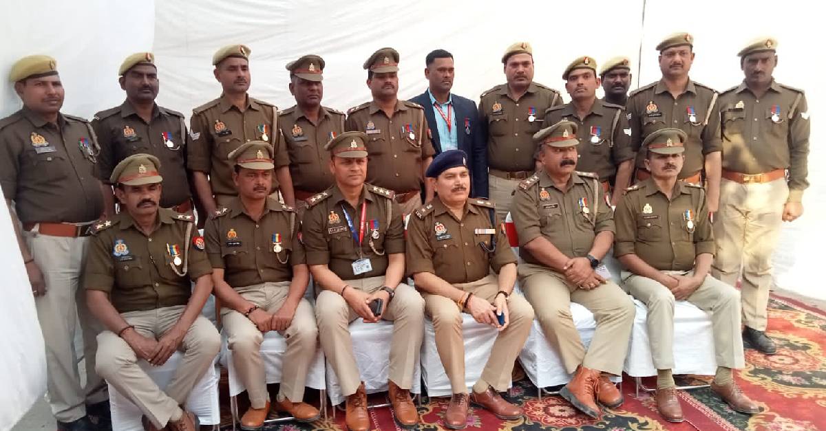 DCP Kashi awarded Home Ministrys service medal to 17 policemen of Kashi Zone