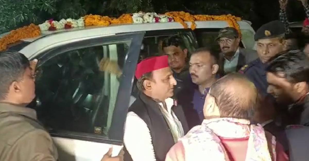 Former Chief Minister Akhilesh Yadav reached the house of late MLA Pradeep Bajaj