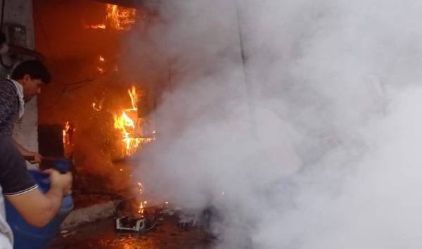 वाराणसी : मनिहारी टोला में इलेक्ट्रॉनिक्स की दुकान में लगी भीषण आग, लाखों का बिजली उपकरण जलकर खाक