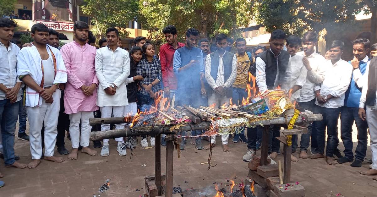 Students of Harishchandra College Administration took out the funeral procession and cremated
