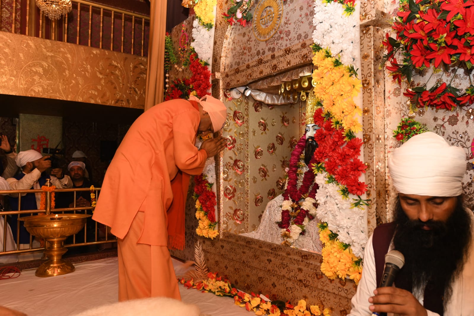 CM Yogi पहुंचे रविदास मंदिर, संत शिरोमणी के दरबार में टेका मत्था