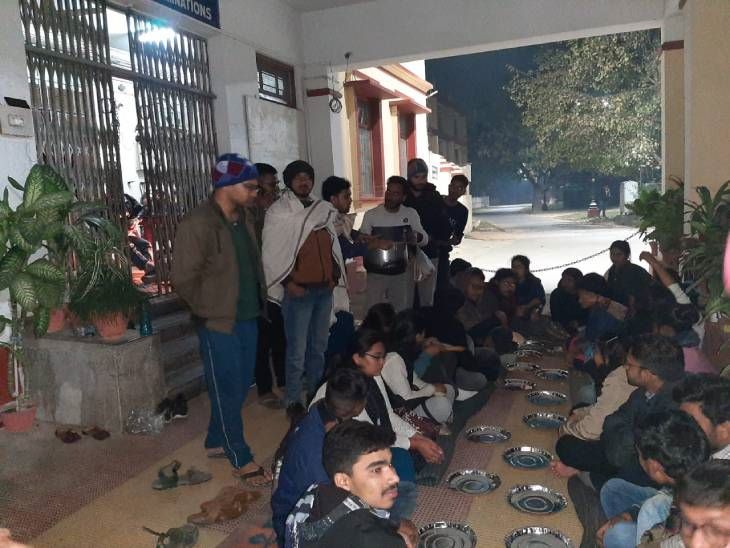 BHU में हिंदी विभाग के शोध छात्रों का धरना प्रदर्शन दूसरे दिन भी जारी, सुरक्षाकर्मियों पर लगाया अभद्रता का आरोप