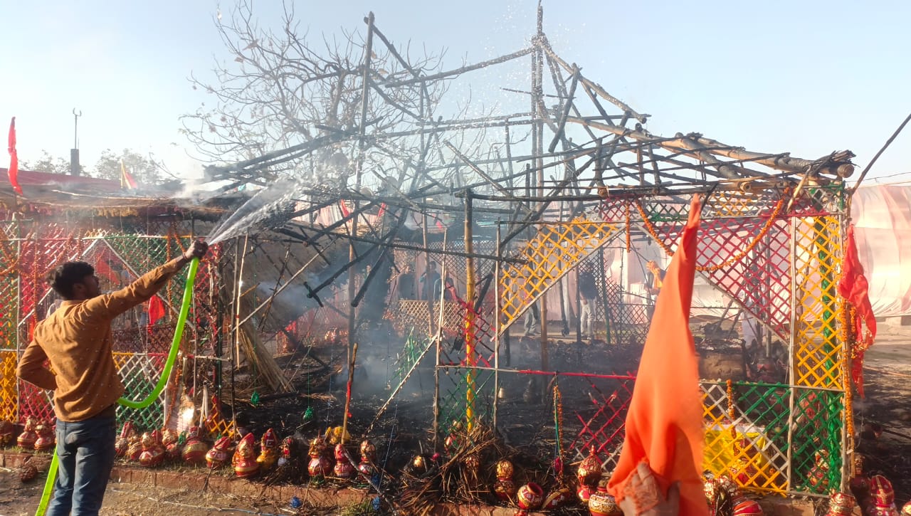 वाराणसी के प्रसिद्ध दुर्गाकुंड मंदिर मे स्थित यज्ञ मंडप में लगी आग