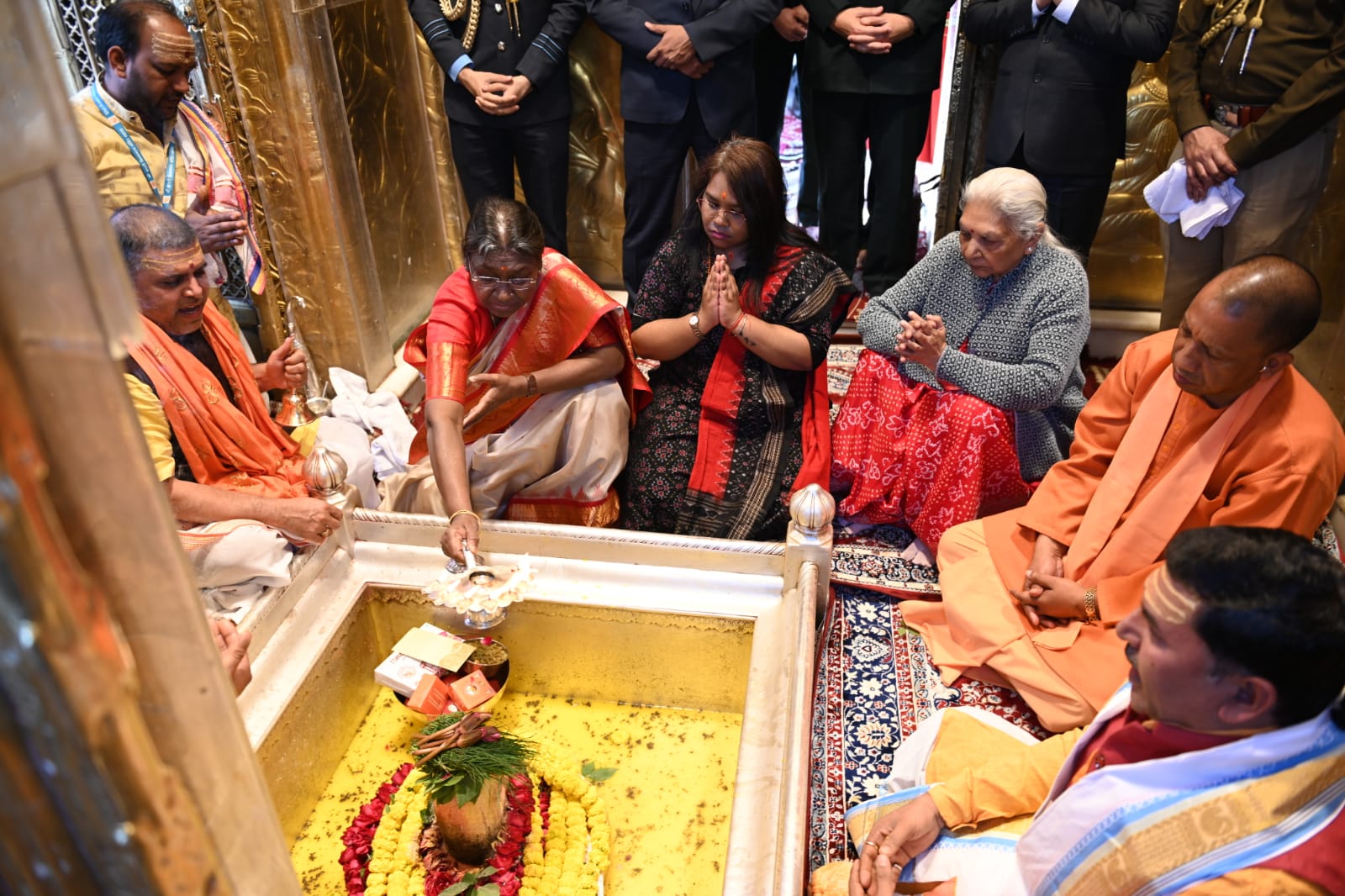 राष्ट्रपति Droupadi Murmu ने श्री काशी विश्वनाथ दरबार में लगाई हाजिरी, किया बाबा का दर्शन-पूजन