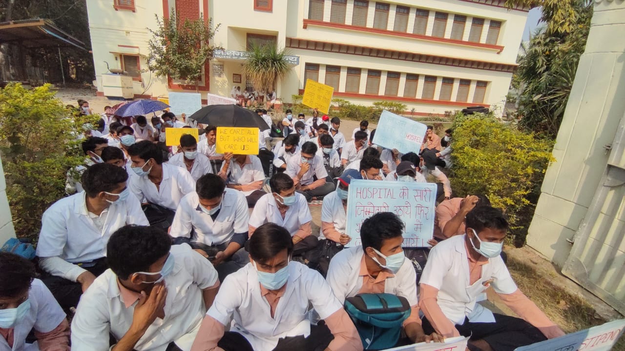 हॉस्टल एलॉटमेंट की मांग को लेकर BHU नर्सिंग के छात्रों का धरना प्रदर्शन, विश्वविद्यालय प्रशासन पर लगाया ये आरोप
