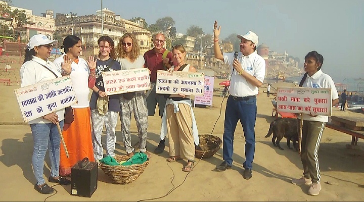 वाराणसी : अस्सी घाट पर नमामि गंगे ने चलाया स्वच्छता अभियान, लोगों को किया जागरुक