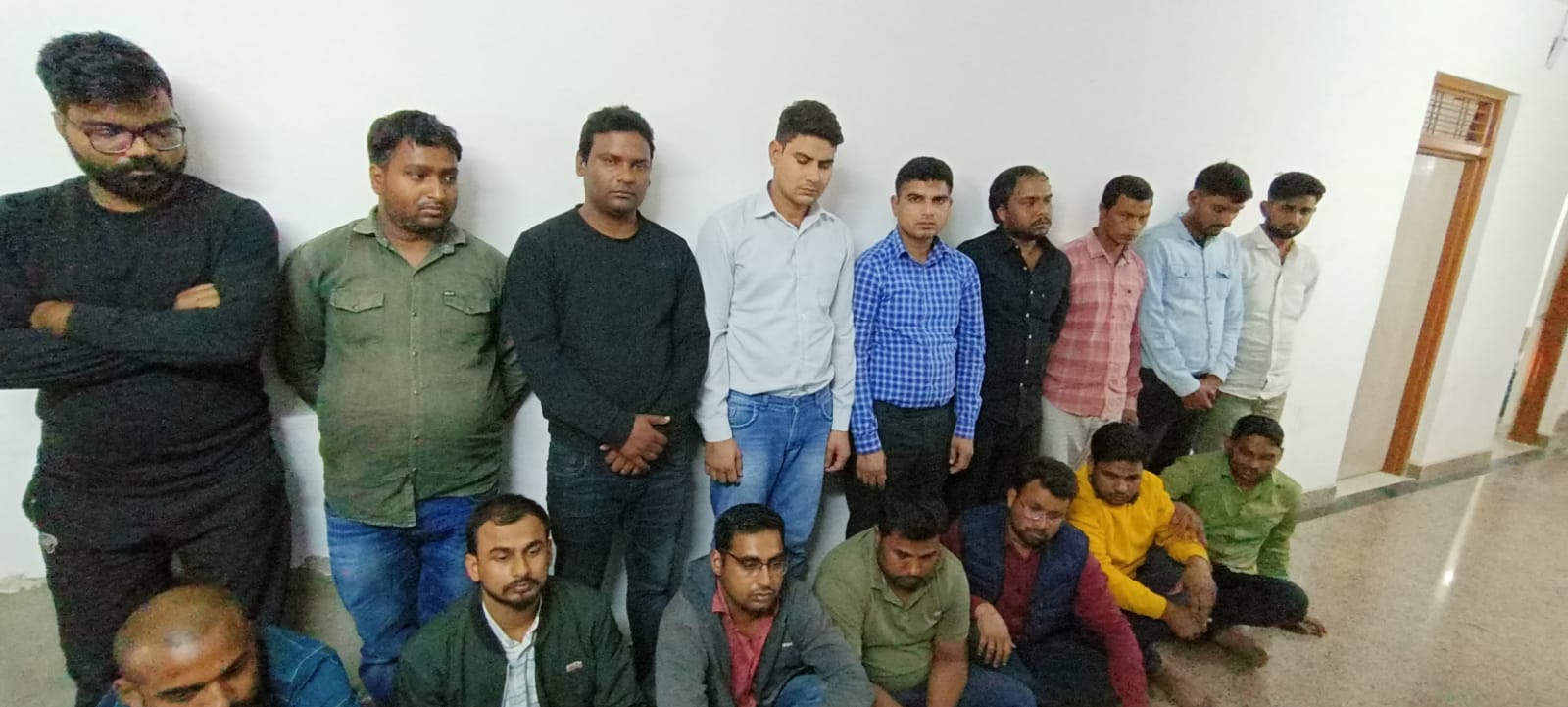 UP STF ने शिक्षक भर्ती परीक्षा में सॉल्वर गैंग का किया खुलासा, सरगना सहित 21 गिरफ्तार