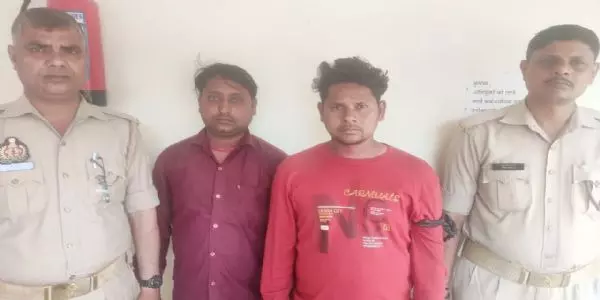 फिरोजाबादः एटीएम कार्ड बदलकर पैसे निकालने वाले दो गिरफ्तार
