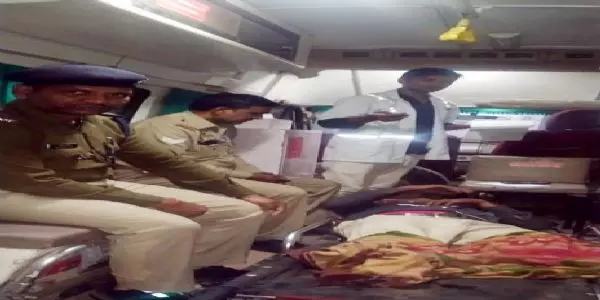 गोंदिया-बरौनी ट्रेन पर चढ़ते समय गिरा यात्री, दोनों पैर कटे