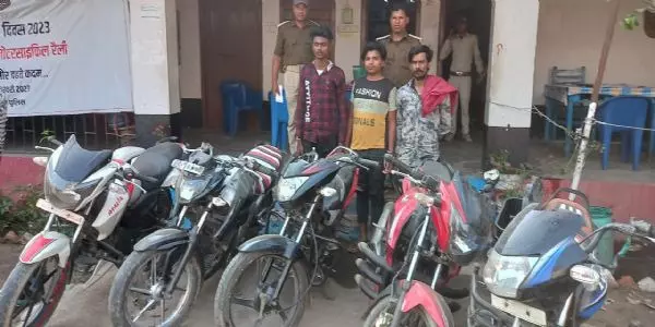 चोरी की पांच मोटरसाइकिल के साथ तीन गिरफ्तार