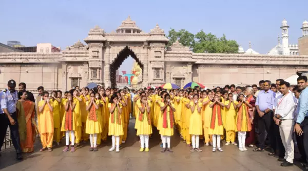 हिंदू नववर्ष : 101 शंख वादन से गूंज उठा विश्वनाथ धाम, बटुकों और बालिकाओं ने किया नवसंवत्सर वर्ष 2080 का स्वागत