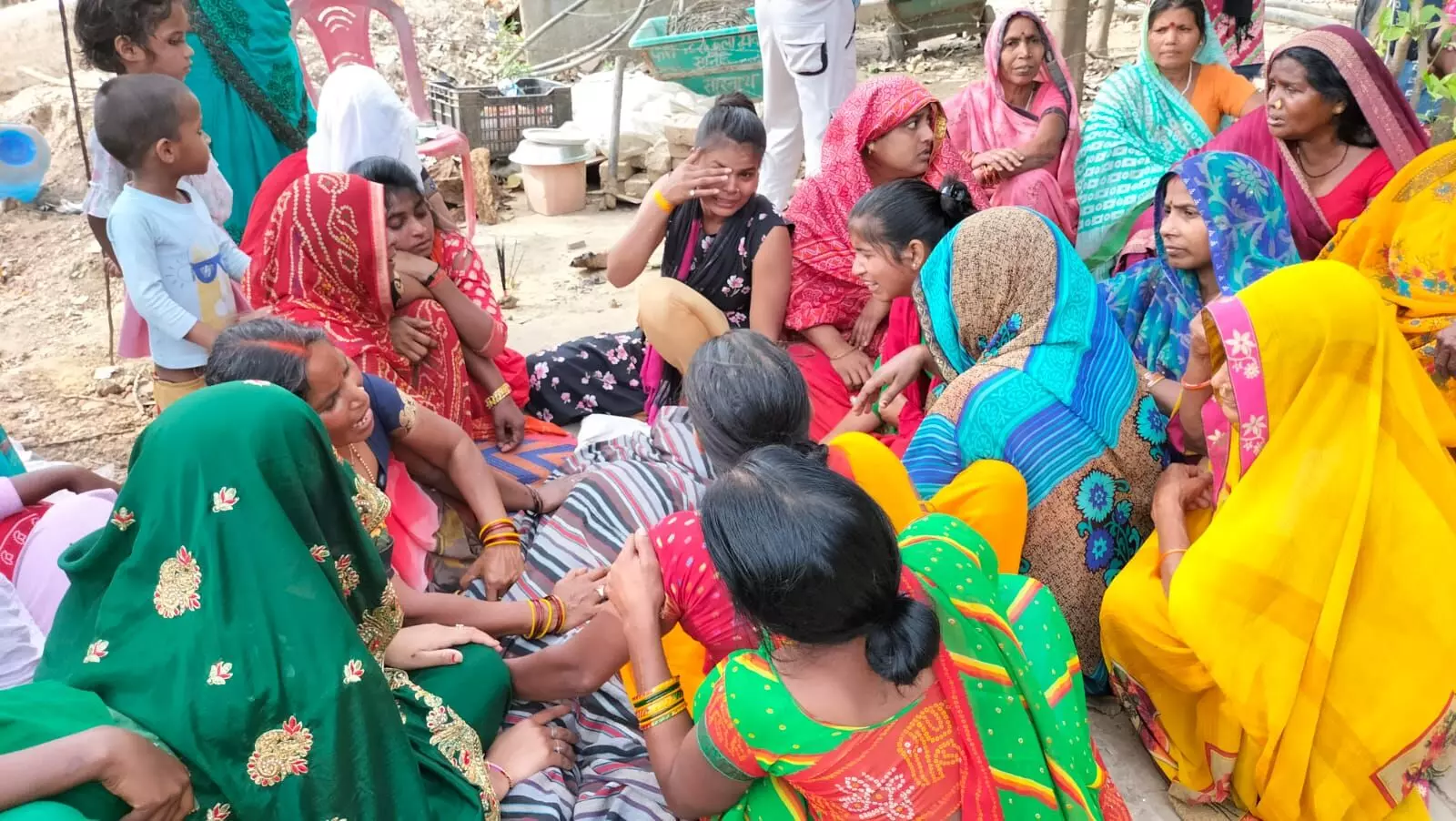 वाराणसी : सब्जी का ठेला जब्त हुआ तो बुजुर्ग महिला की सदमे से मौत, परिजनों ने घंटों किया बवाल