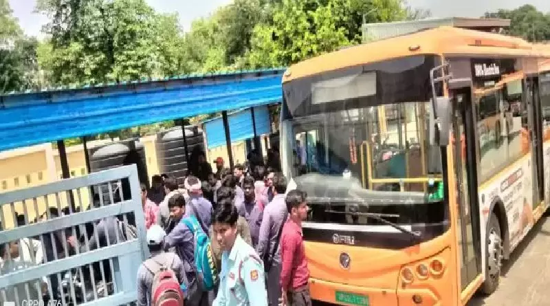 वाराणसी : इलेक्ट्रिक बसों का संचालन ठप, 3 महीने के बकाए वेतन न मिलने से हड़ताल पर कंडक्टर