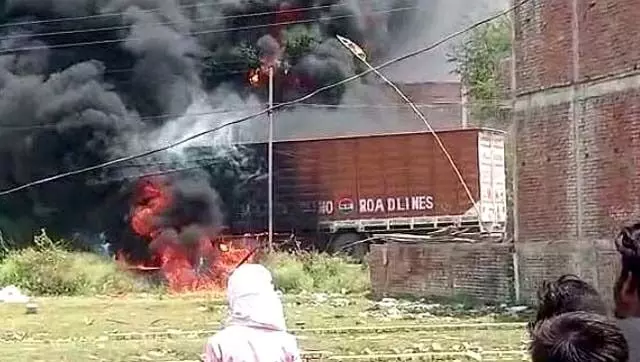 Chandauli News: हाईटेंशन तार टूटने से ट्रक में लगी आग, दो बुलेट सवार जिंदा जलकर राख