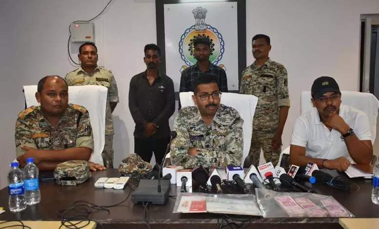 छह लाख रुपये के साथ दो नक्सली सहयोगी गिरफ्तार
