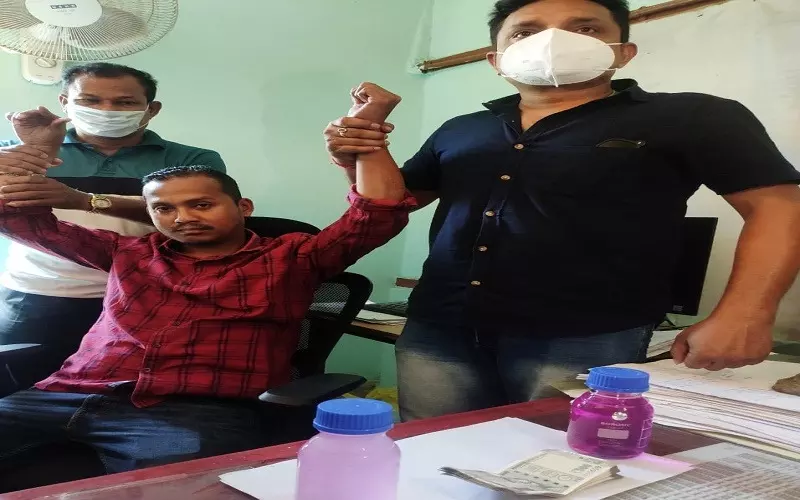 आठ हजार रुपये की रिश्वत लेते रंगे हाथों लाट मंडल गिरफ्तार