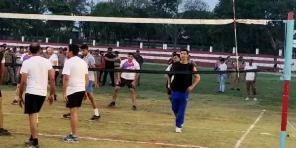अभिनेता अक्षय कुमार ने दून में पुलिस जवानों के साथ खेला वालीबॉल मैच