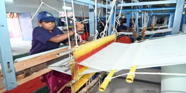 रीपा केंद्र में इलेक्ट्रिक मशीन से हो रही कपड़ा सिलाई, हाथकरघा से बना रही कपड़ा