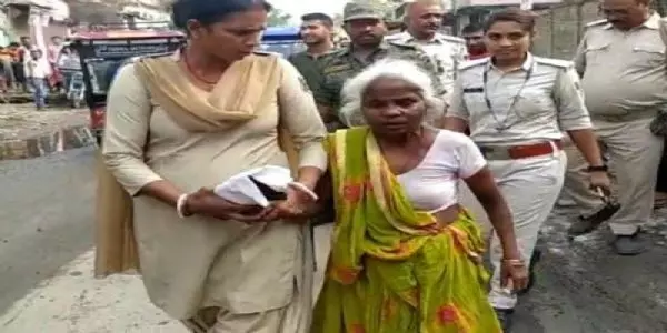 उत्पाद विभाग की टीम ने कई घरों में की छापेमारी, देसी शराब के साथ बुजुर्ग महिला गिरफ्तार