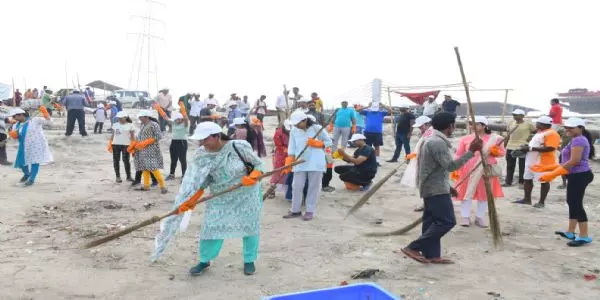 एनटीपीसी बरौनी ने सिमरिया घाट पर चलाया स्वच्छता अभियान