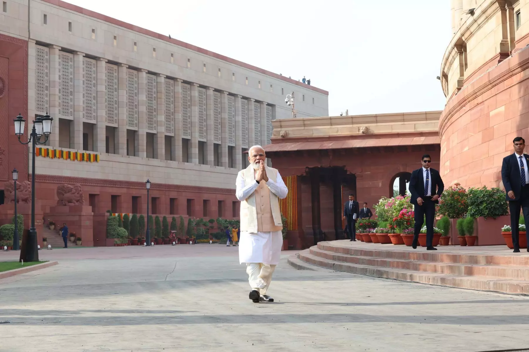 प्रधानमंत्री नरेन्द्र मोदी ने नए संसद भवन के उद्घाटन के अवसर पर तमिलनाडु के अधीनम संतों ने प्रधानमंत्री को सौंपा सेंगोल कर पूरे विधि-विधान के साथ अनुष्ठान किया