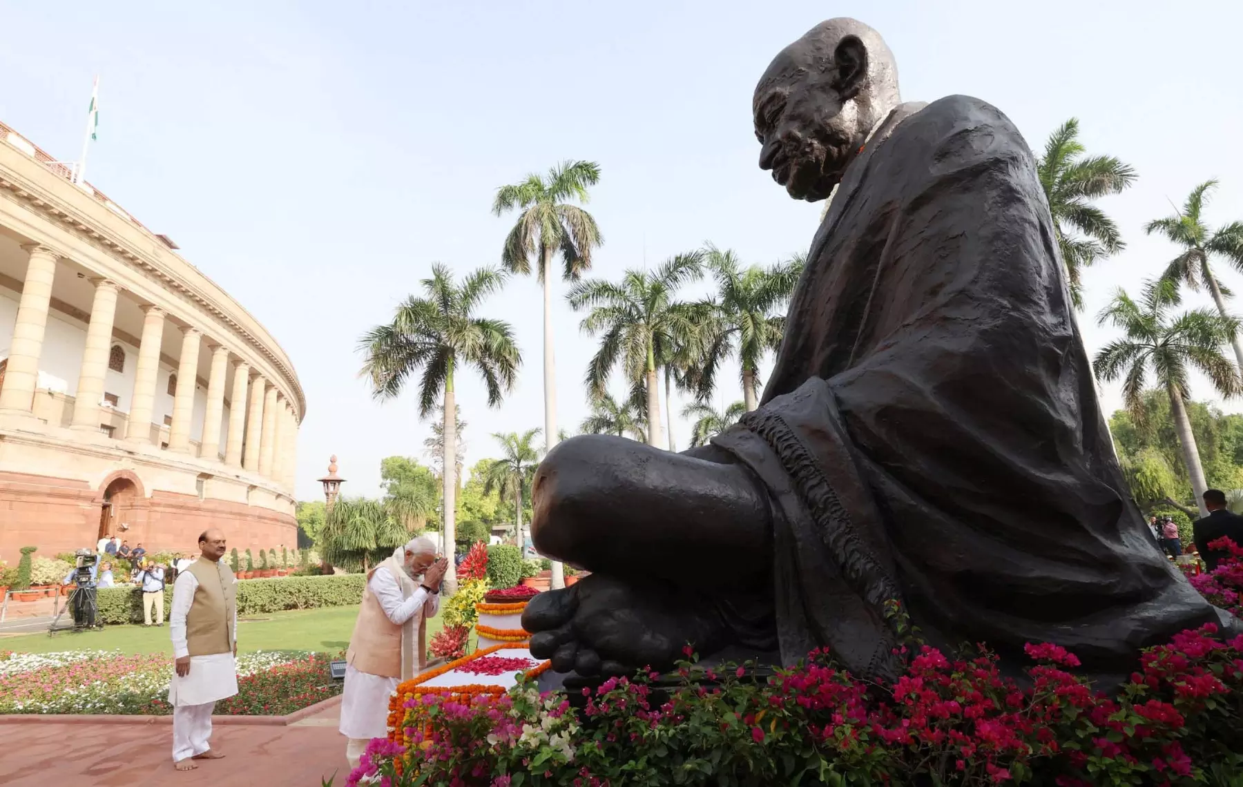 प्रधानमंत्री नरेंद्र मोदी और साथ में लोकसभा अध्यक्ष ओम बिरला ने संसद भवन में महात्मा गांधी को पुष्पांजलि अर्पित की