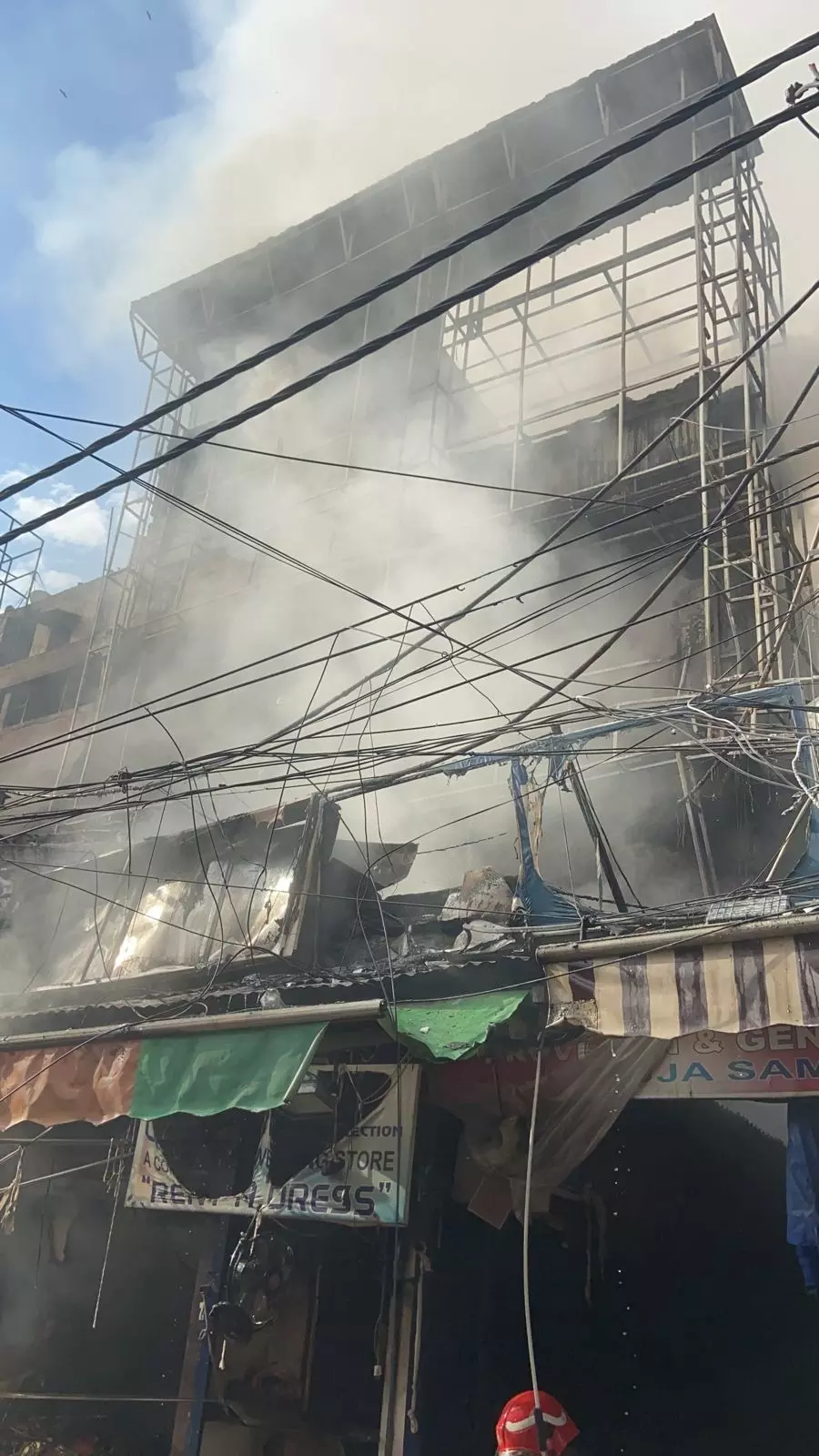 लाजपत नगर सेन्ट्रल मार्केट स्थित दुकान में लगी आग