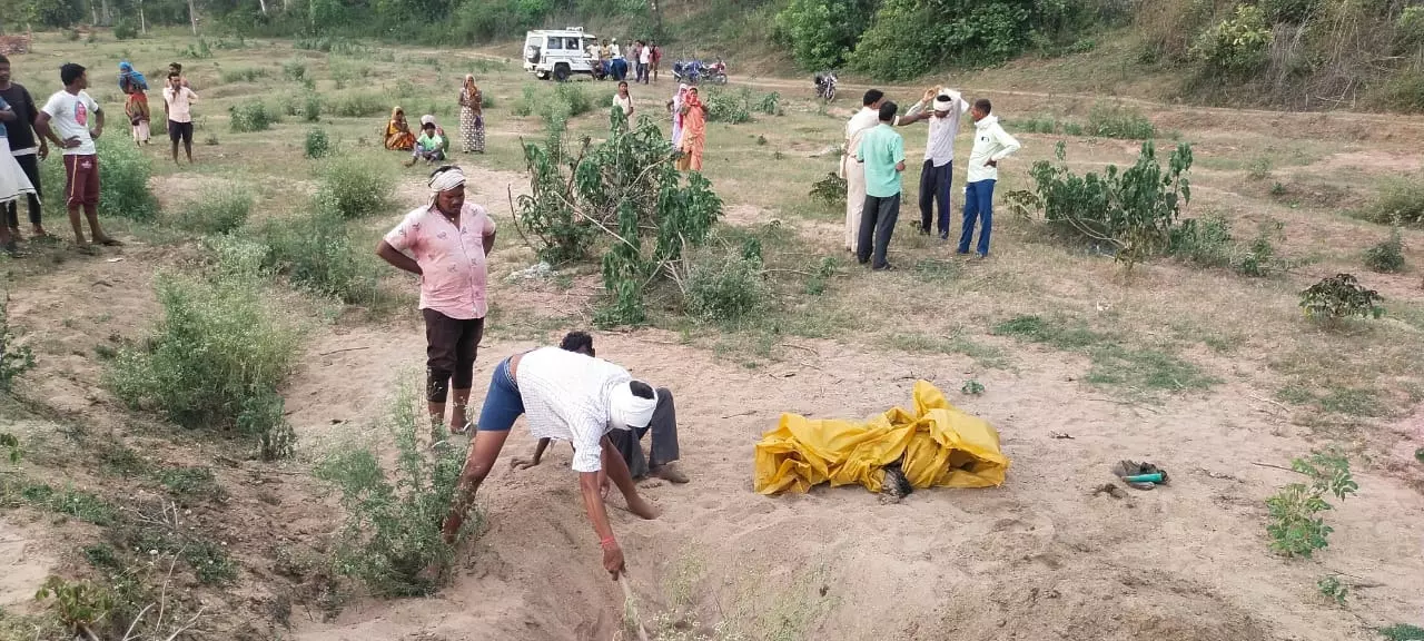अनूपपुर: तिपान नदी की रेत में दबा मिला बालक का कंकाल, हत्या की अशंका पर जांच में जुटी पुलिस