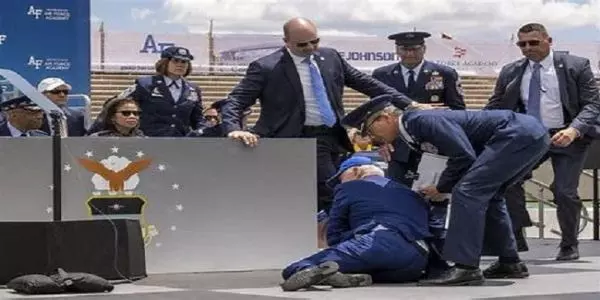 अमेरिकी वायुसेना के दीक्षांत समारोह में राष्ट्रपति जो बाइडन लड़खड़ा कर मंच पर गिरे
